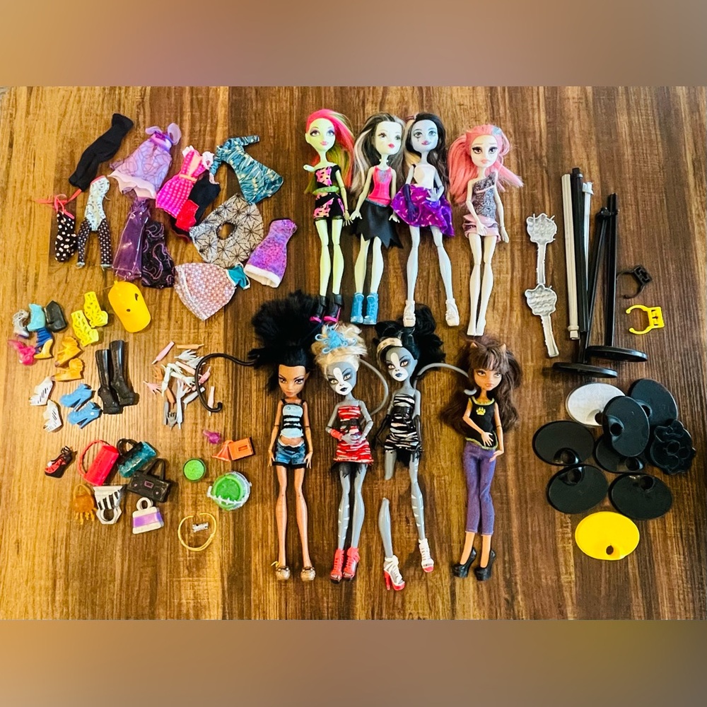 8 Monster High Dolls & Accessories Bundle